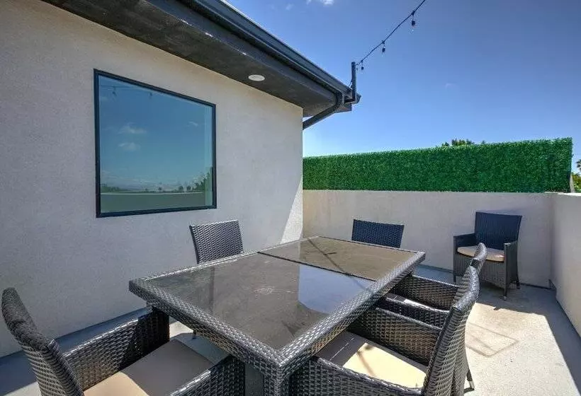 Downtown Darling By Avantstay Rooftop Deck, View