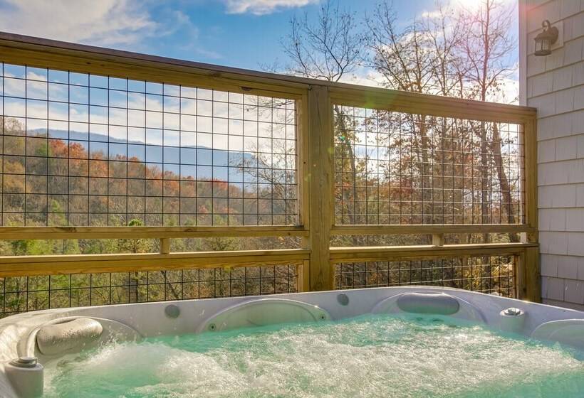 Gatlinburg Cabin W/ Game Room, Hot Tub & Mtn Views