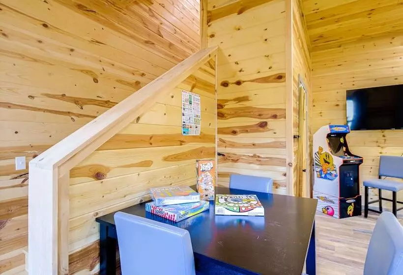 Gatlinburg Cabin W/ Game Room, Hot Tub & Mtn Views