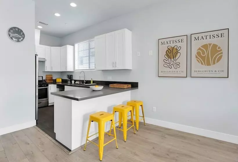 Hinds By Avantstay Duplex In North Hollywood