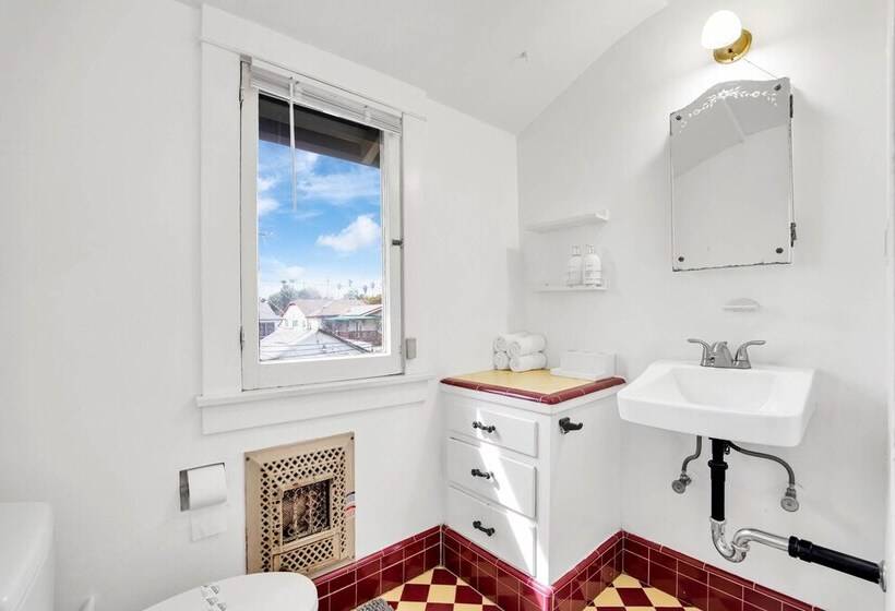 Kingsley By Avantstay Newly Furnished La Home