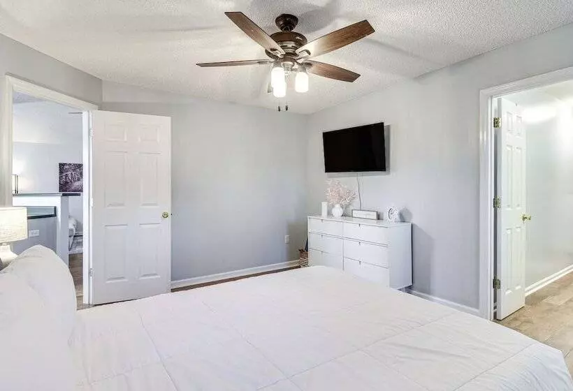 Lakeside Midway Home W/ Fire Pit & Lake Access!