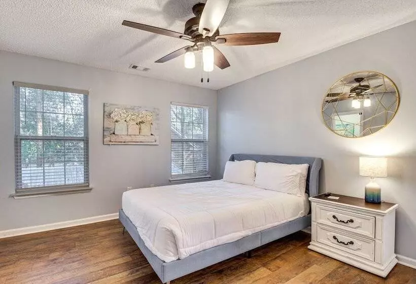 Lakeside Midway Home W/ Fire Pit & Lake Access!