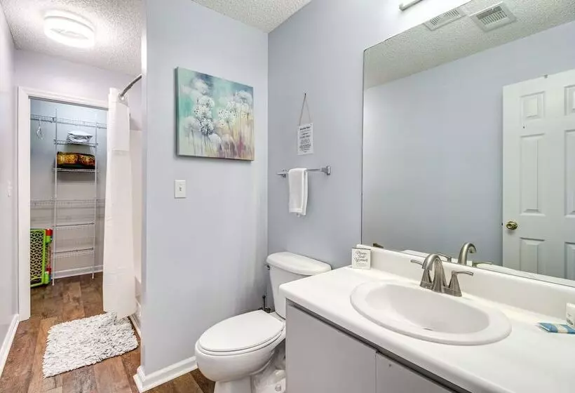 Lakeside Midway Home W/ Fire Pit & Lake Access!
