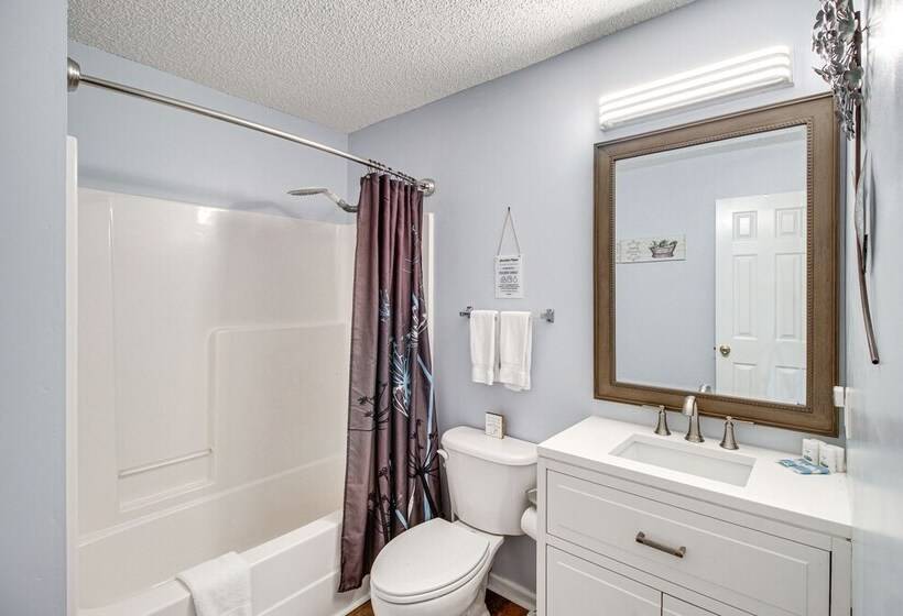 Lakeside Midway Home W/ Fire Pit & Lake Access!