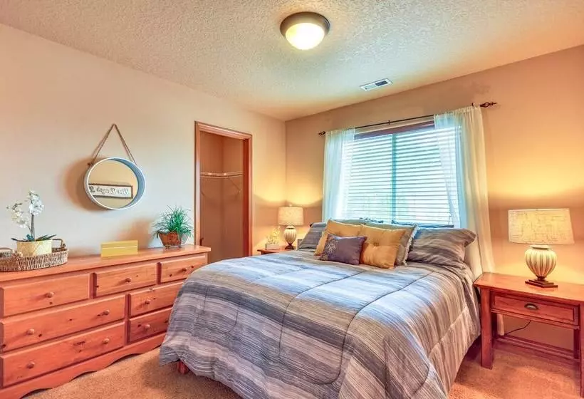 Lovely Dundee Home W/ Private Yard & Fire Pit!