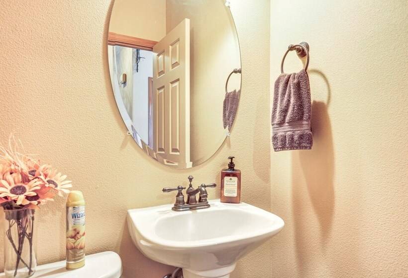 Lovely Dundee Home W/ Private Yard & Fire Pit!