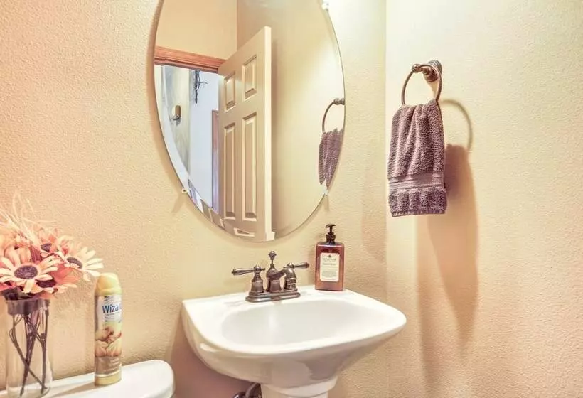 Lovely Dundee Home W/ Private Yard & Fire Pit!