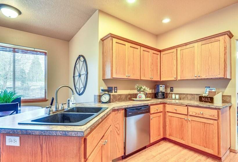 Lovely Dundee Home W/ Private Yard & Fire Pit!