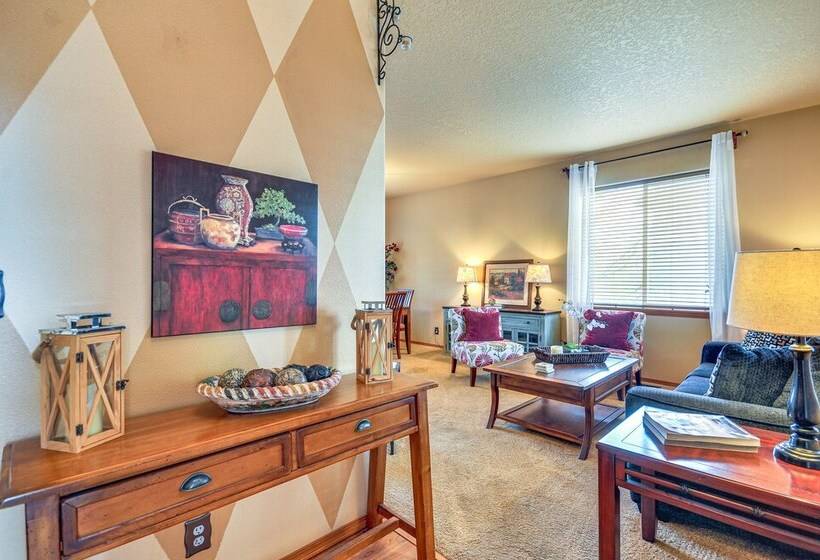 Lovely Dundee Home W/ Private Yard & Fire Pit!