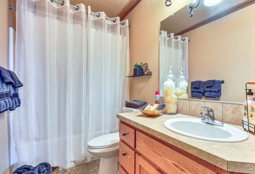 Lovely Dundee Home W/ Private Yard & Fire Pit!