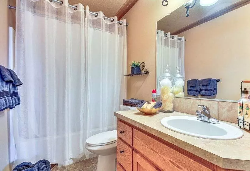 Lovely Dundee Home W/ Private Yard & Fire Pit!