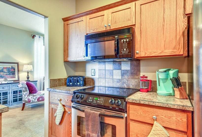 Lovely Dundee Home W/ Private Yard & Fire Pit!