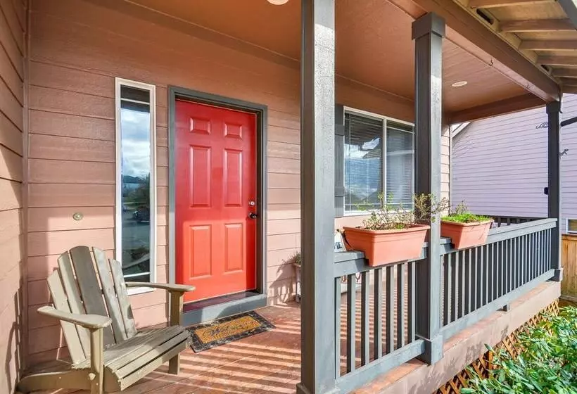 Lovely Dundee Home W/ Private Yard & Fire Pit!