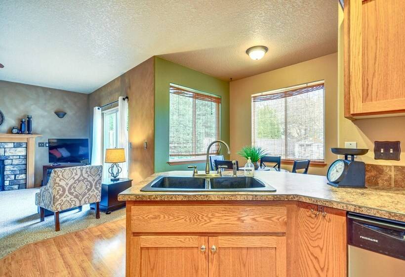 Lovely Dundee Home W/ Private Yard & Fire Pit!