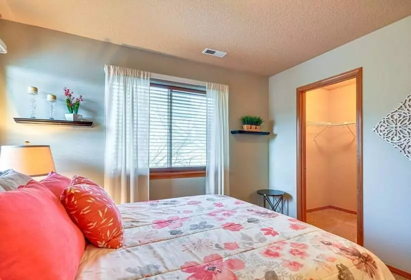 Lovely Dundee Home W/ Private Yard & Fire Pit!