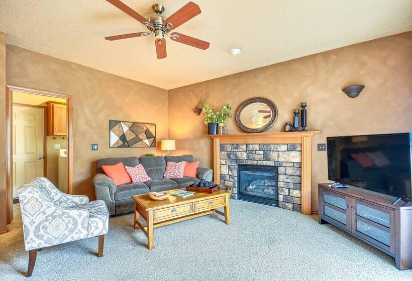 Lovely Dundee Home W/ Private Yard & Fire Pit!