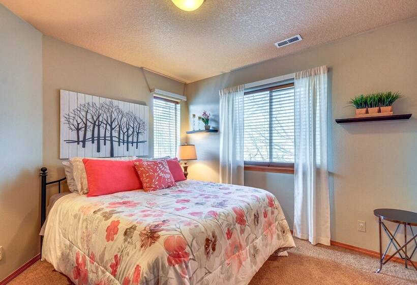 Lovely Dundee Home W/ Private Yard & Fire Pit!