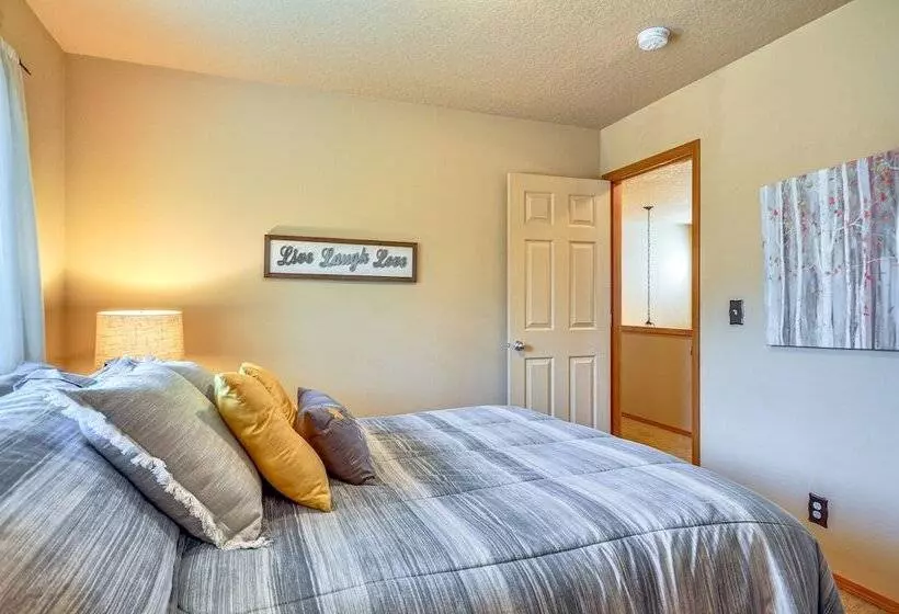 Lovely Dundee Home W/ Private Yard & Fire Pit!