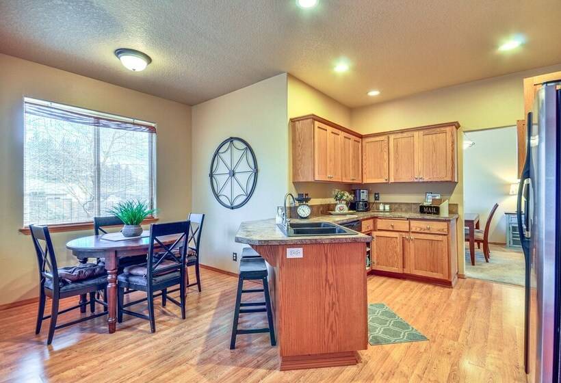 Lovely Dundee Home W/ Private Yard & Fire Pit!