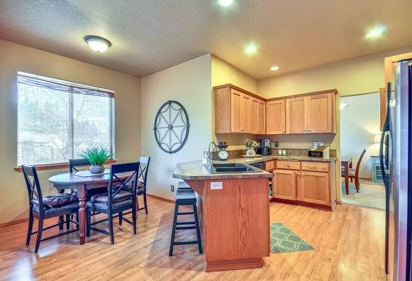 Lovely Dundee Home W/ Private Yard & Fire Pit!