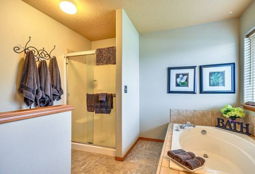 Lovely Dundee Home W/ Private Yard & Fire Pit!