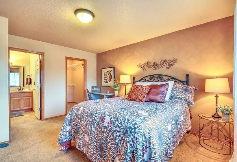 Lovely Dundee Home W/ Private Yard & Fire Pit!