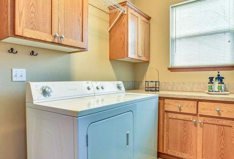 Lovely Dundee Home W/ Private Yard & Fire Pit!