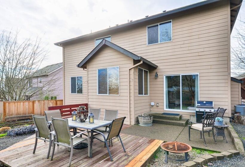 Lovely Dundee Home W/ Private Yard & Fire Pit!