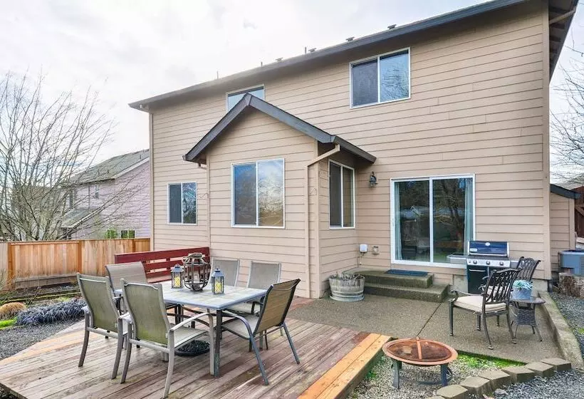 Lovely Dundee Home W/ Private Yard & Fire Pit!