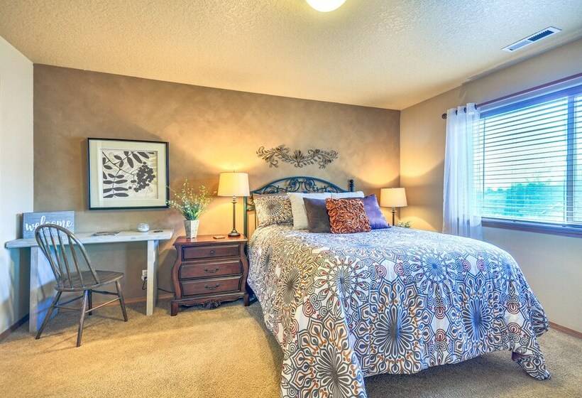 Lovely Dundee Home W/ Private Yard & Fire Pit!