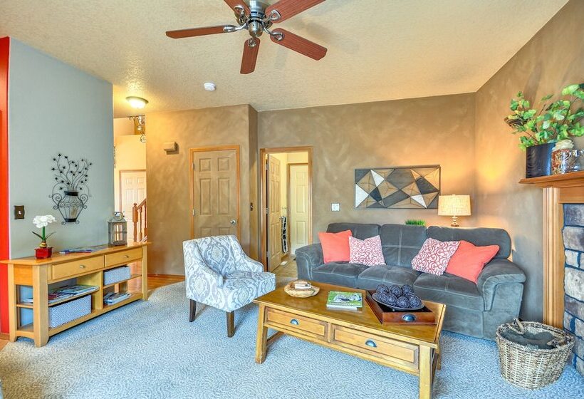 Lovely Dundee Home W/ Private Yard & Fire Pit!