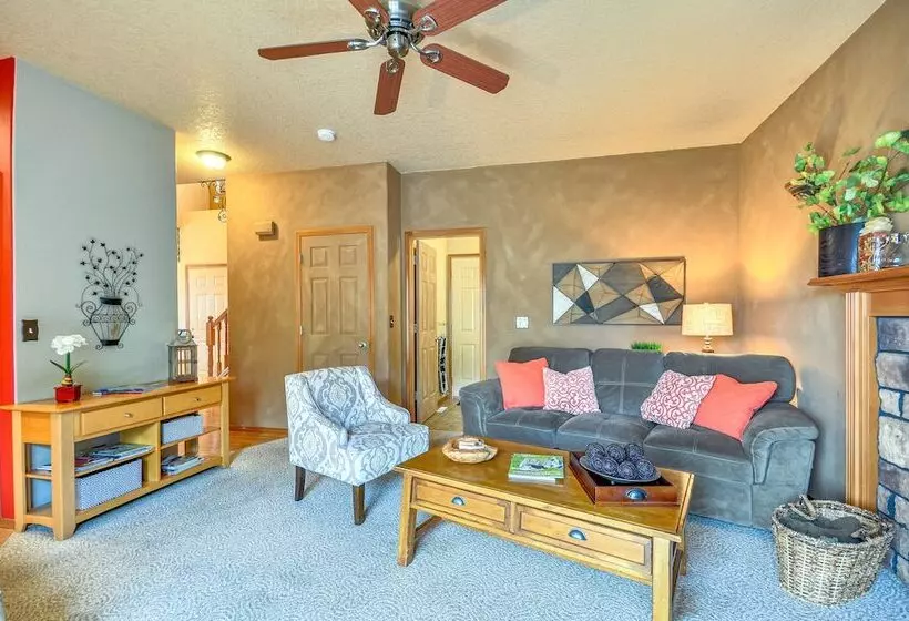 Lovely Dundee Home W/ Private Yard & Fire Pit!