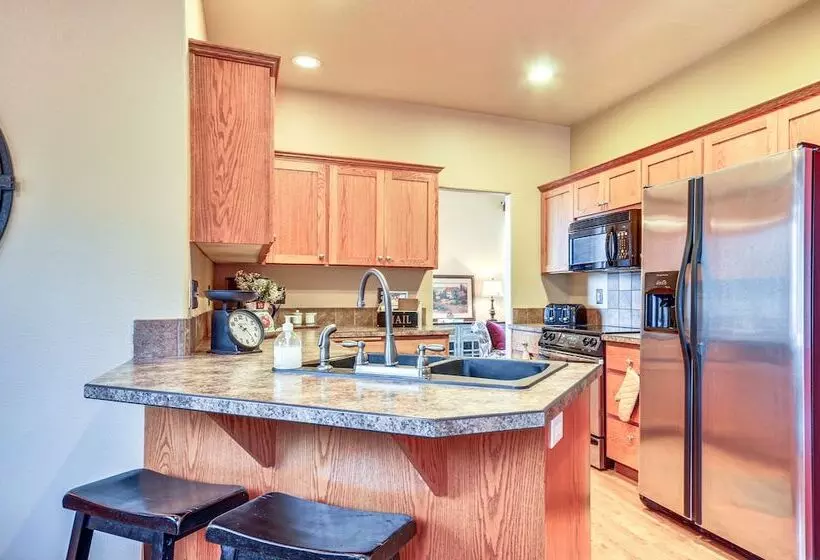 Lovely Dundee Home W/ Private Yard & Fire Pit!