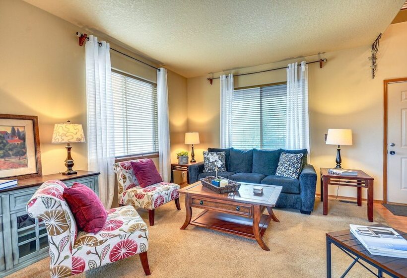 Lovely Dundee Home W/ Private Yard & Fire Pit!