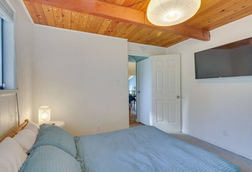 Renton Home W/ Fire Pit: Steps To Lake Access!