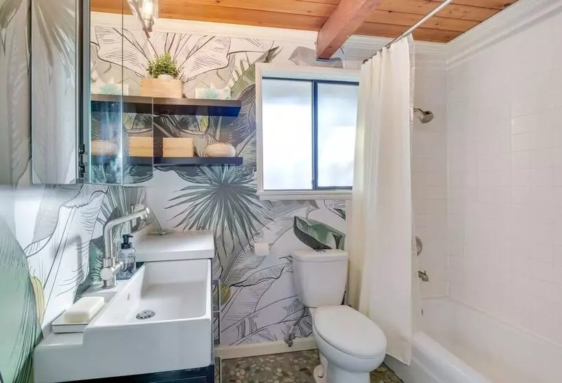 Renton Home W/ Fire Pit: Steps To Lake Access!