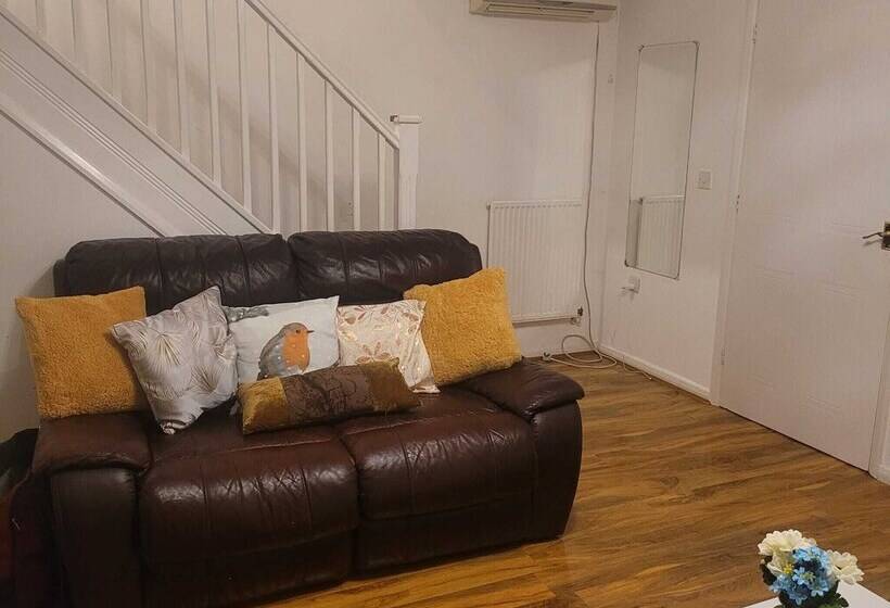 Резиденция Exquisite 3 Bed Royal Pearl Home In Greater London