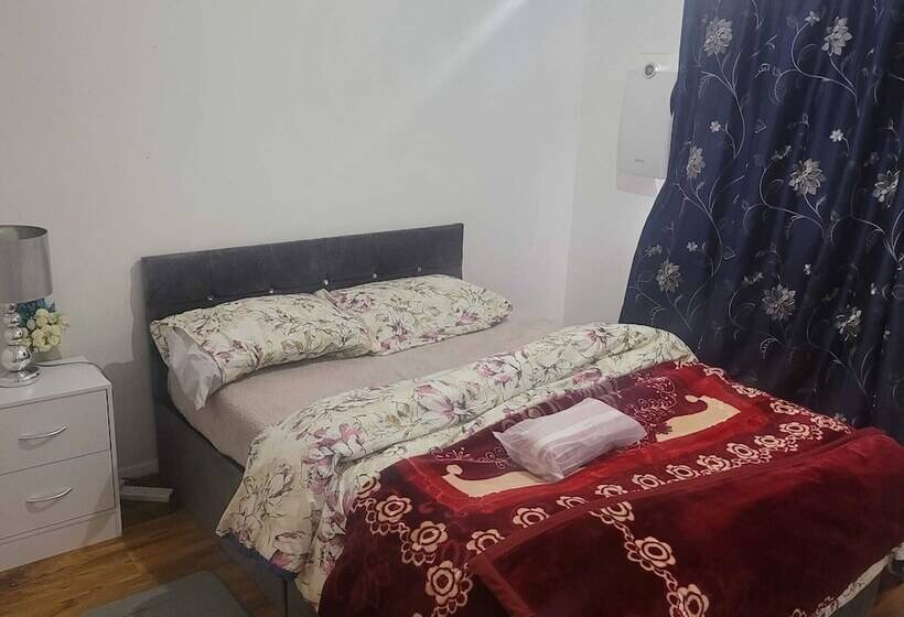 Резиденция Exquisite 3 Bed Royal Pearl Home In Greater London