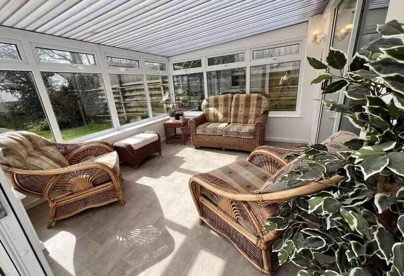 Residenssi Blue Sky  2 Bedroom Enclosed Garden Parking, Wifi