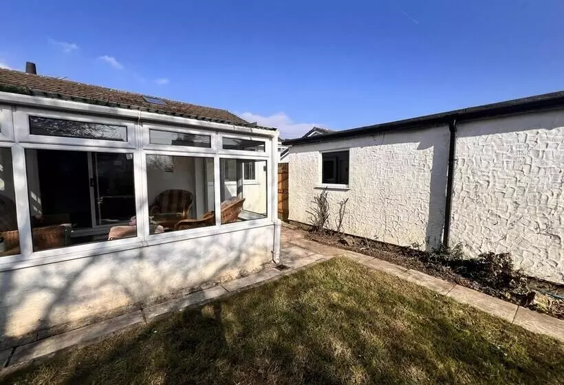 Residenssi Blue Sky  2 Bedroom Enclosed Garden Parking, Wifi