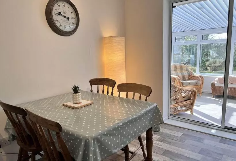 Residenssi Blue Sky  2 Bedroom Enclosed Garden Parking, Wifi