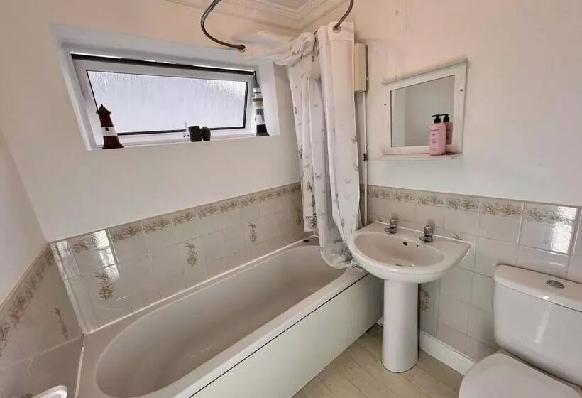 Residenssi Blue Sky  2 Bedroom Enclosed Garden Parking, Wifi