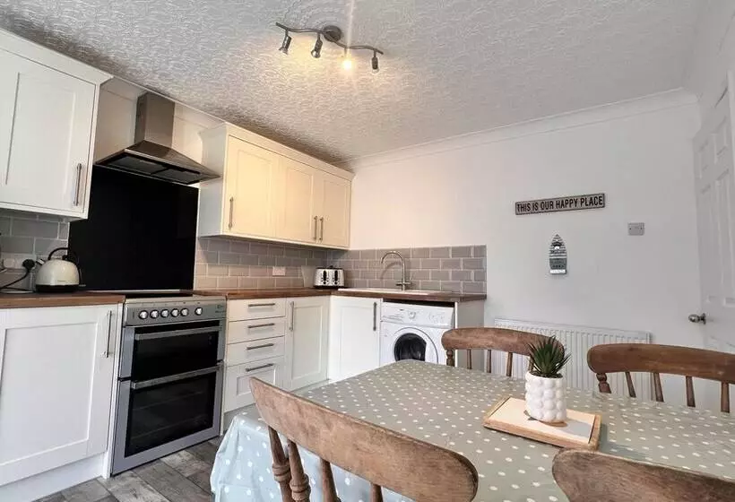 Residenssi Blue Sky  2 Bedroom Enclosed Garden Parking, Wifi