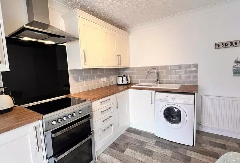 Residenssi Blue Sky  2 Bedroom Enclosed Garden Parking, Wifi