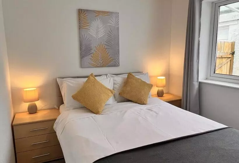 Residenssi Blue Sky  2 Bedroom Enclosed Garden Parking, Wifi