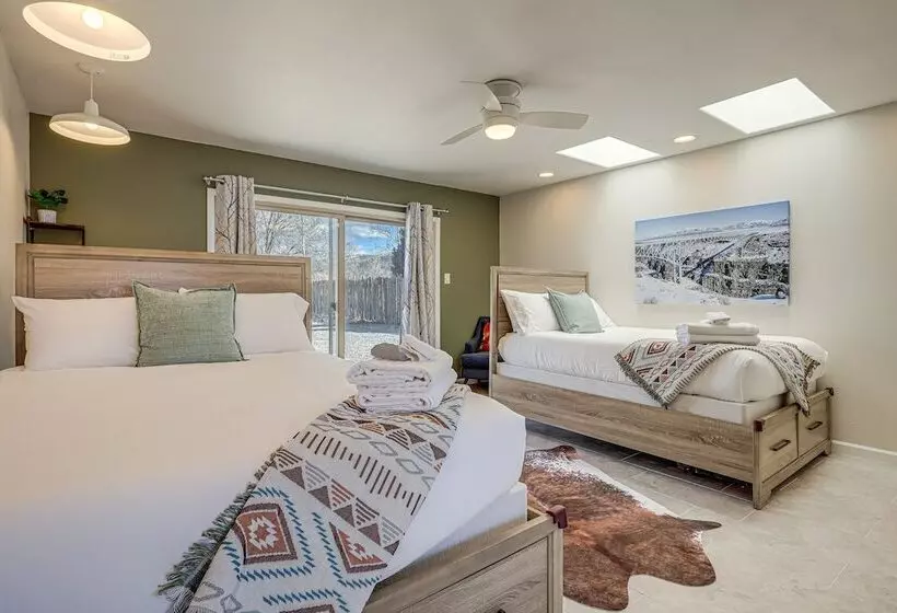 Taos Home W/ Private Hot Tub, Sauna & Gas Grill!