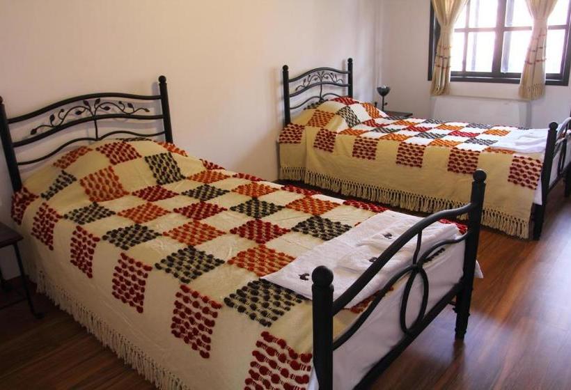 هتل Khan Staria Dobrich Family