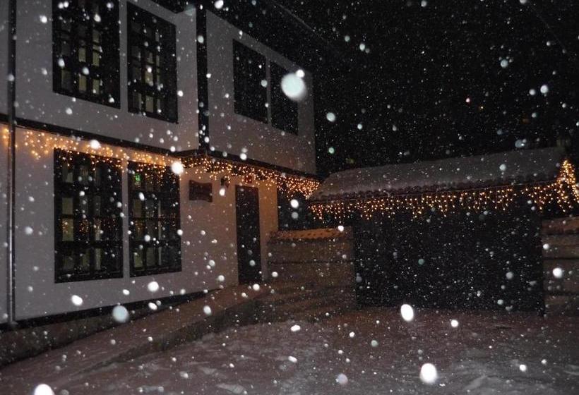 هتل Khan Staria Dobrich Family