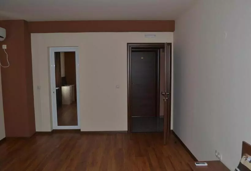 Hotel West